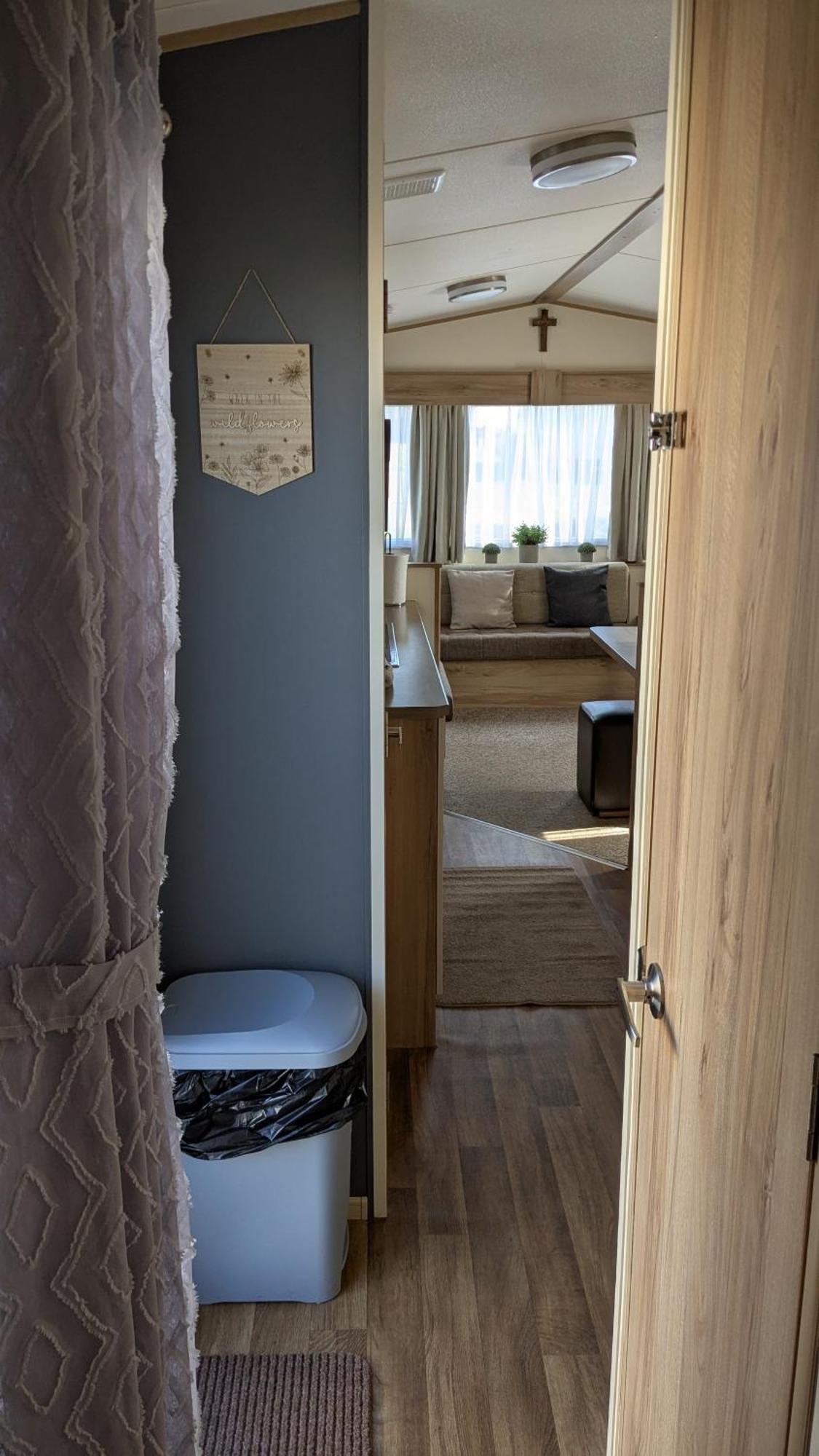 Floppy Feet Pet Friendly Thornwick Bay, *